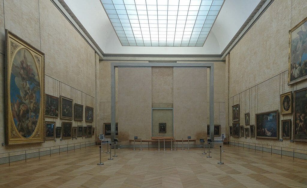 Зал Джоконды музея Лувра №711.