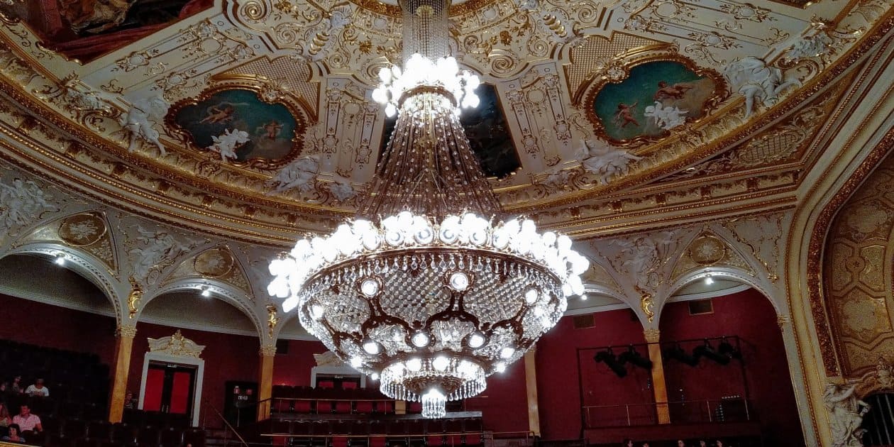Люстра Одесского оперного театра