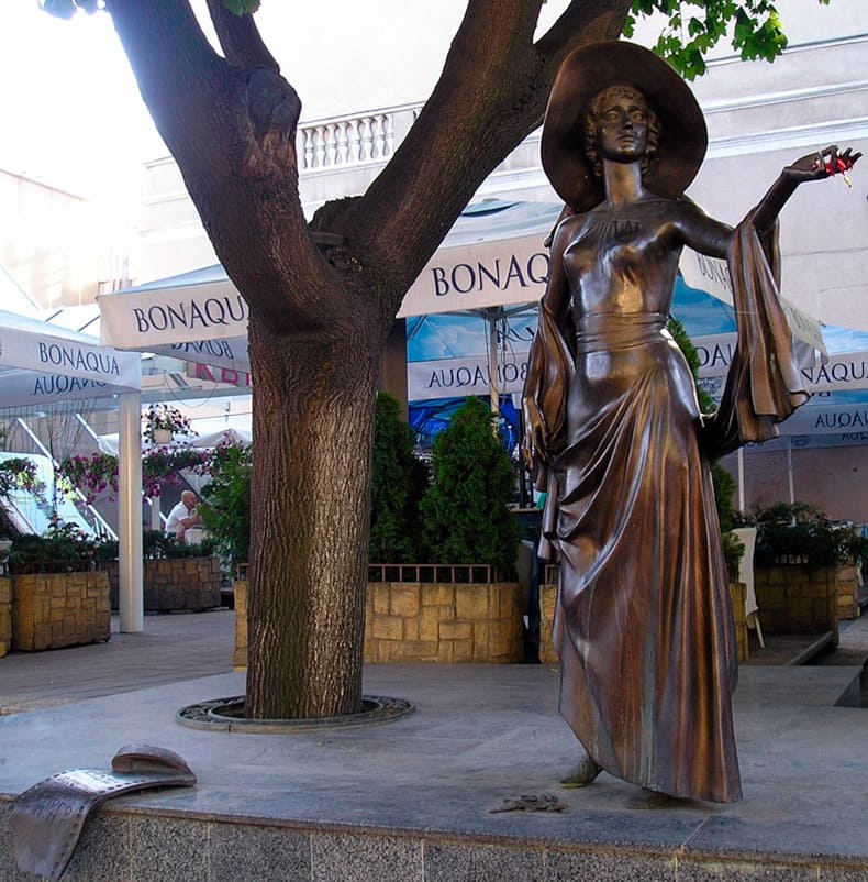 Памятник актрисе Вере Холодной в Одессе