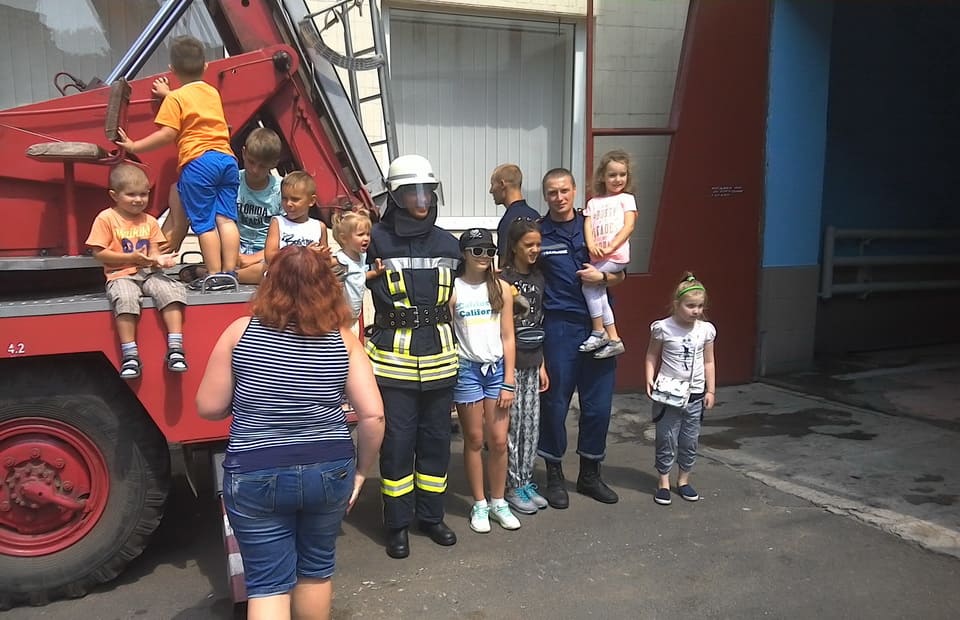 Группа детей возле пожарной машины