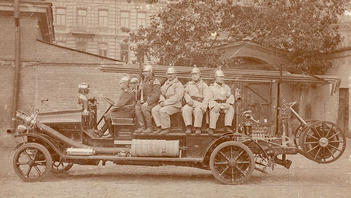 Фото пожарной машины начала 20-го века с пожарниками